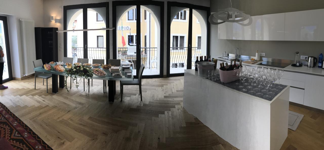 Suite La Castellana Тори дел Бенако Екстериор снимка
